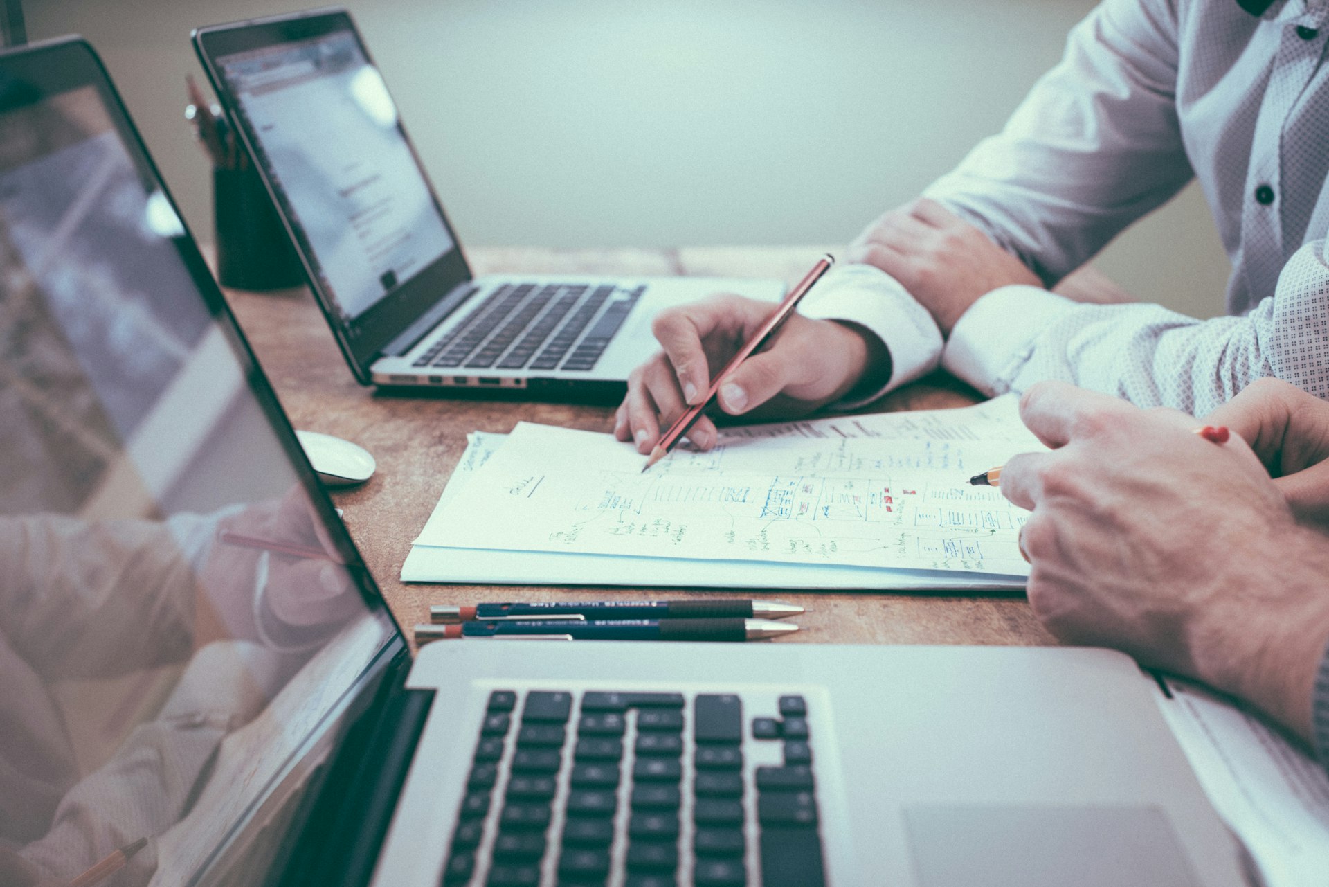 Documentos fiscales sobre una mesa