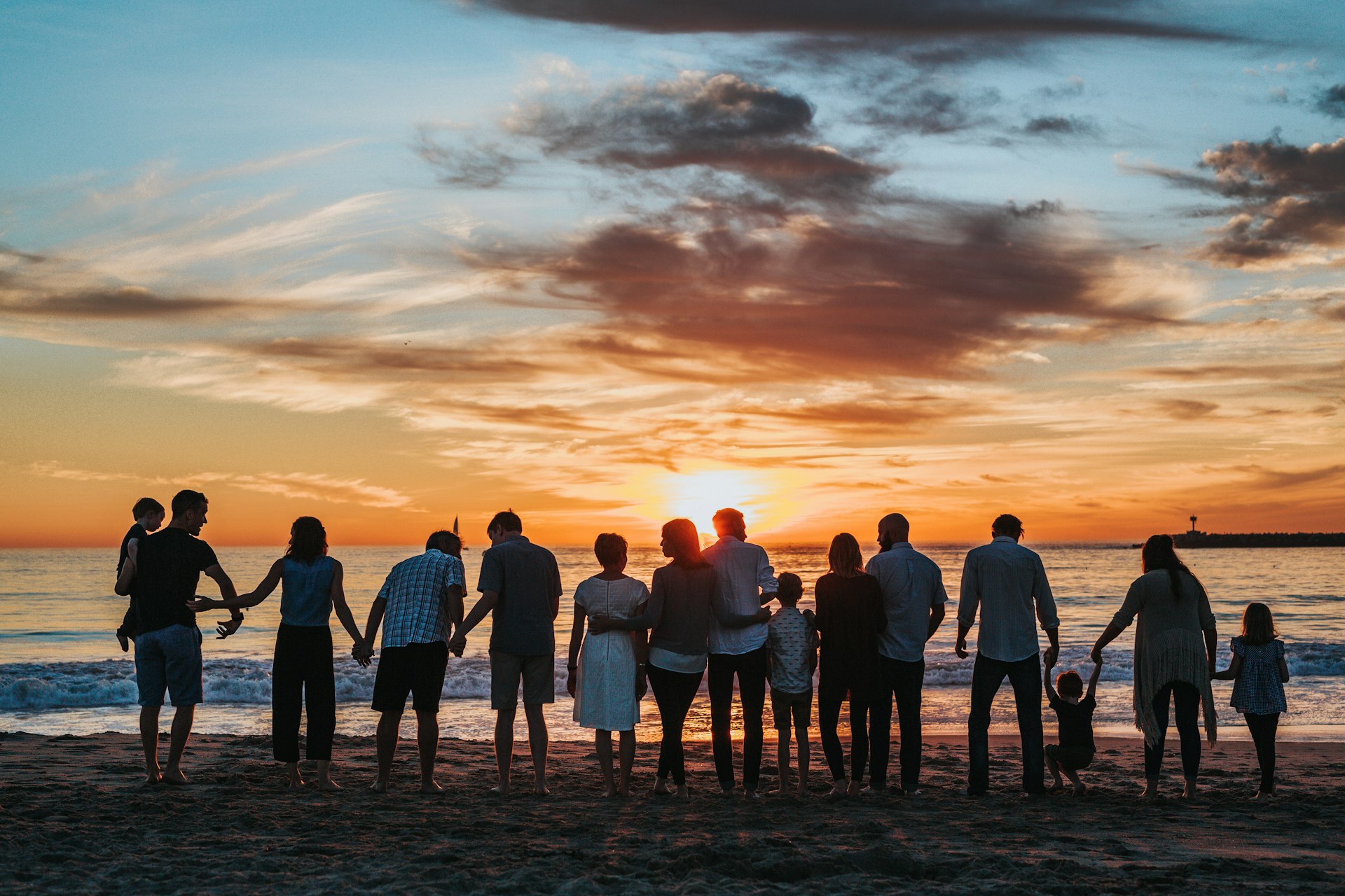 Familia reunida al atardecer