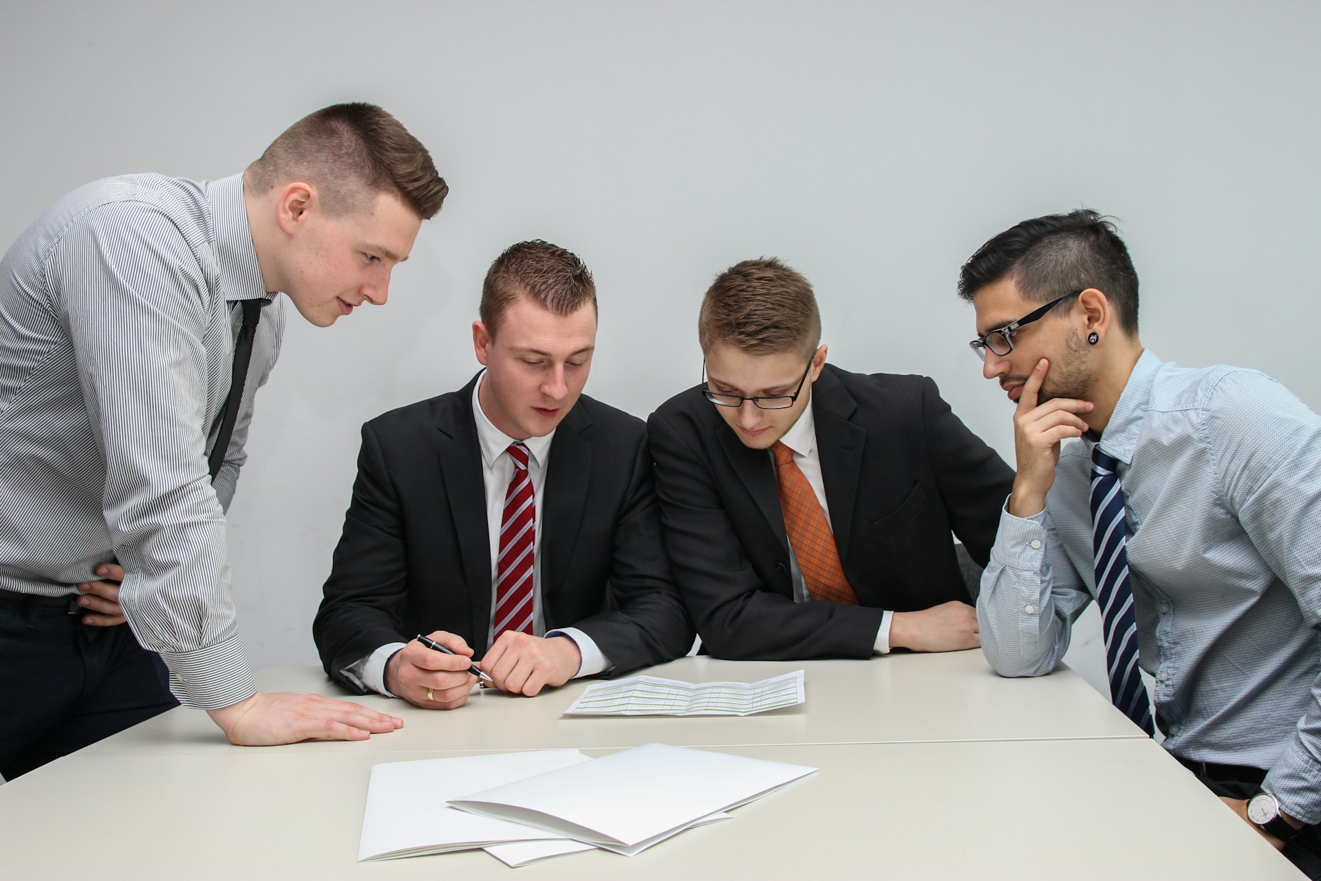 Equipo de abogados revisando documentación de una herencia